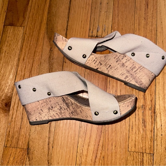 Women's Tan Woven Sandals never worn - Picture 7 of 9